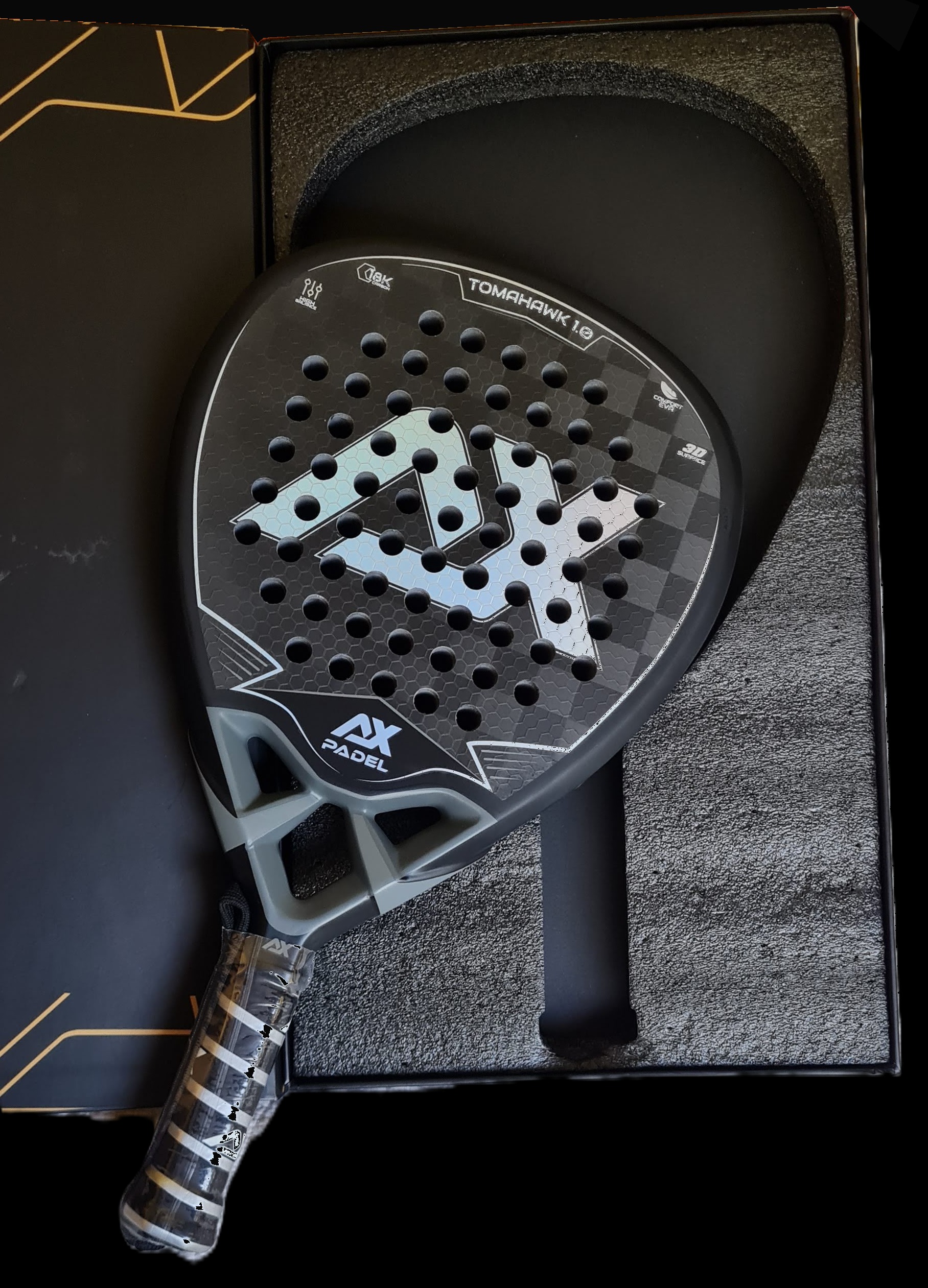 AX Padel Tomahawk 1.0 — caja diagonal
