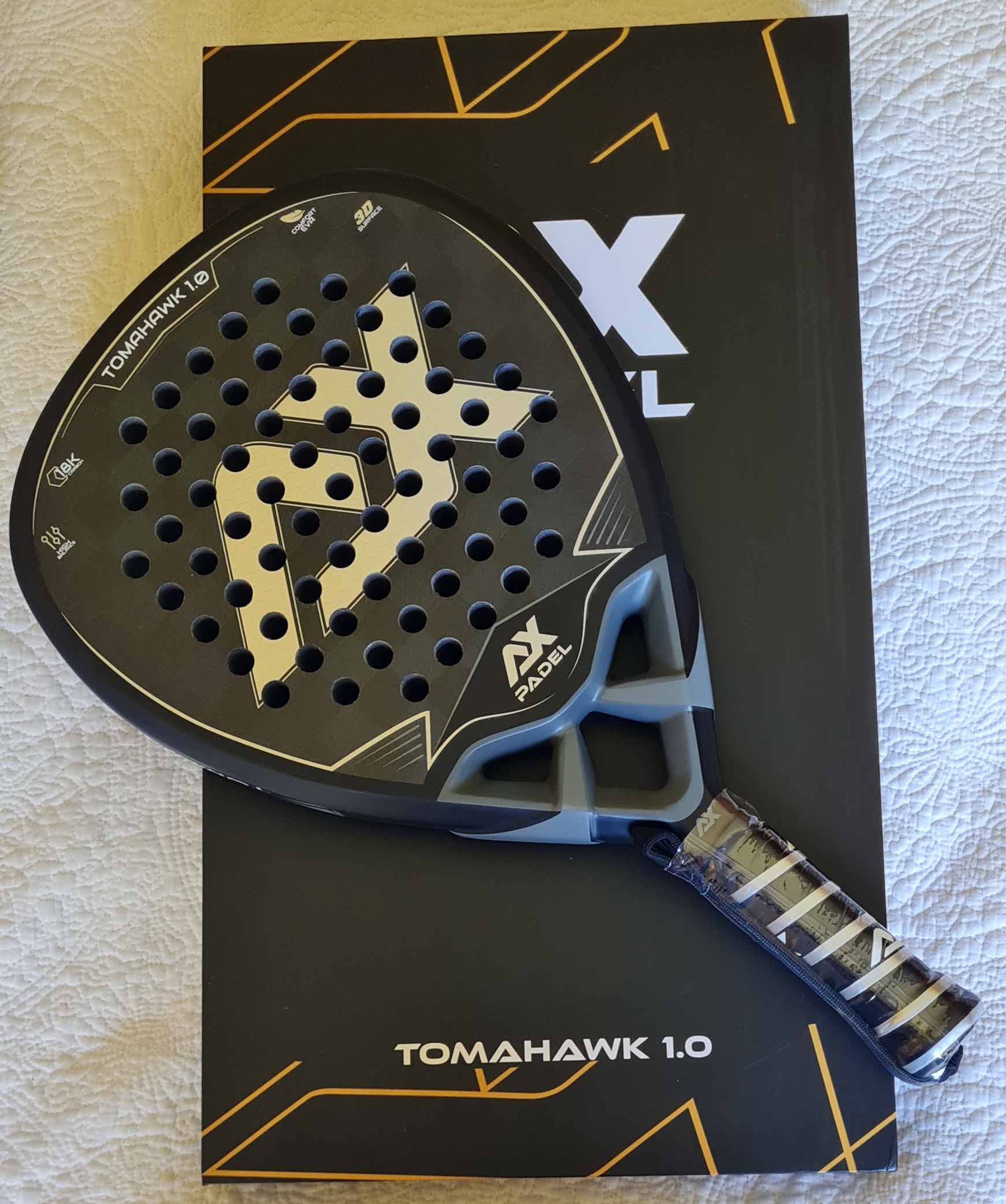 AX Padel Tomahawk 1.0 — packaging con catálogo
